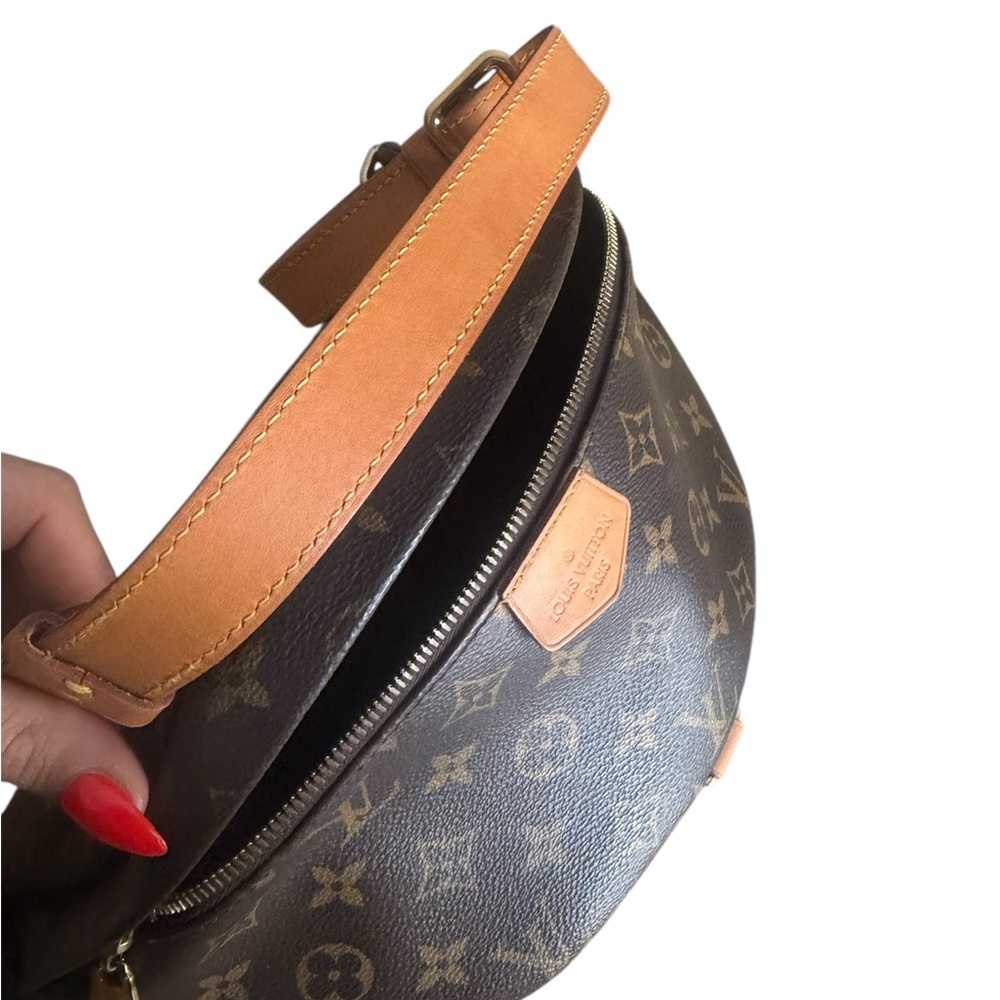 The Classic LV Bum Bag. - Picture 3 of 10